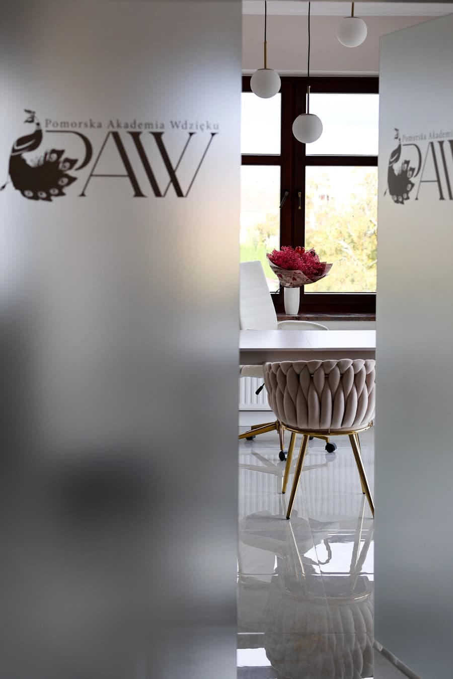 Wnętrze salonu Pomorskiej Akademii Wdzięku – zdjęcie 3